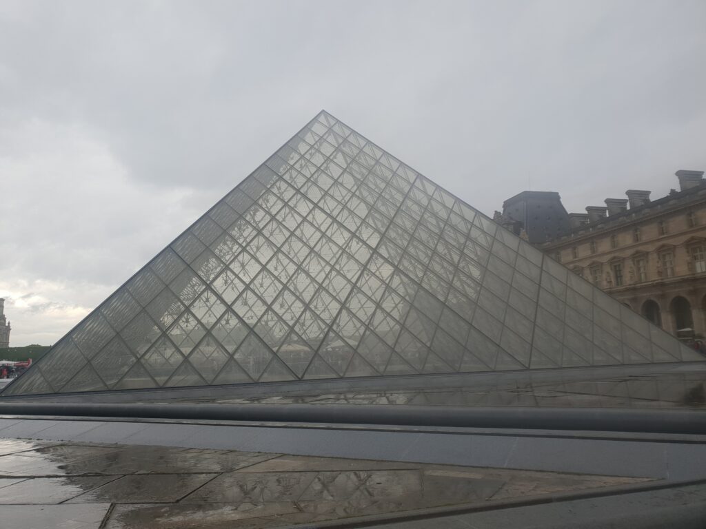 Piramide di vetro